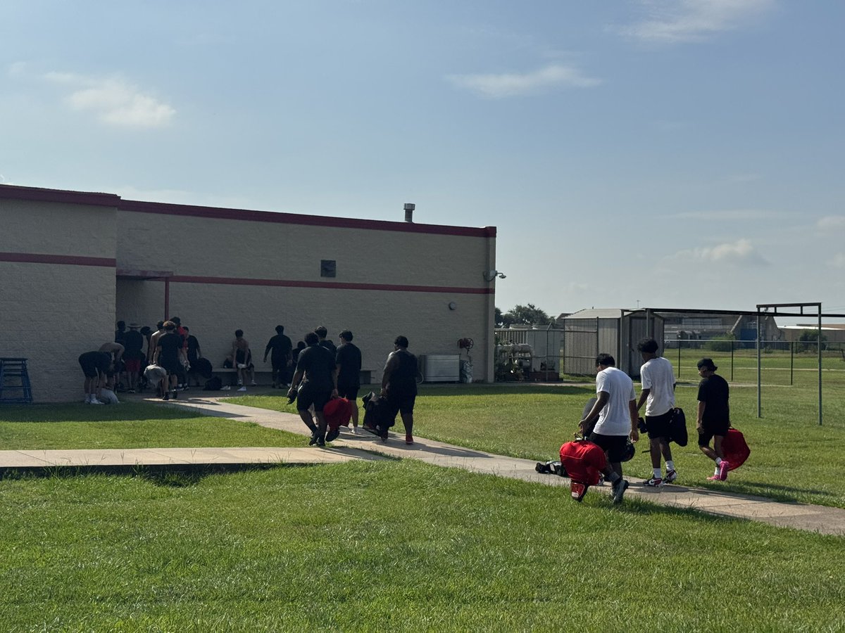 BFTerryFootball's tweet photo. Morning practice, eating weights for breakfast, and ice tubs! #WontheDay https://t.co/7fx1jAsSF3