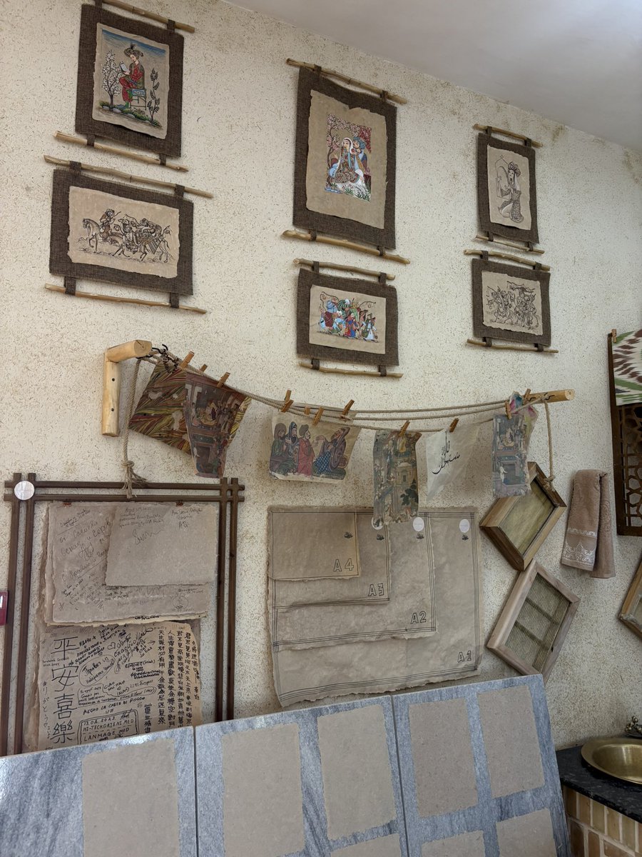 В Самарканде была классная лавка, где можно самому сделать бумагу из растений, а после ее изрисовать угольными карандашами… но именно в этот день она была открыта только для просмотра 🥺