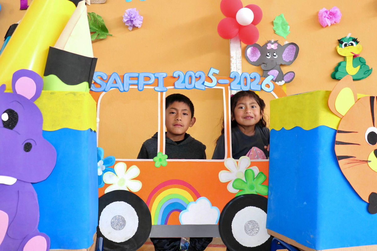 HOY | En la Unidad Educativa César Dávila Andrade, en Cuenca, el viceministro de Educación, Gustavo Ayala, inauguró el año lectivo 2025–2026 del régimen Sierra–Amazonía. 👧🏻🧒🏻 

Bajo el liderazgo de la ministra <a href="/AlegriaCrespo/">Alegría Crespo Cordovez</a> continuamos trabajando para brindar más oportunidades a