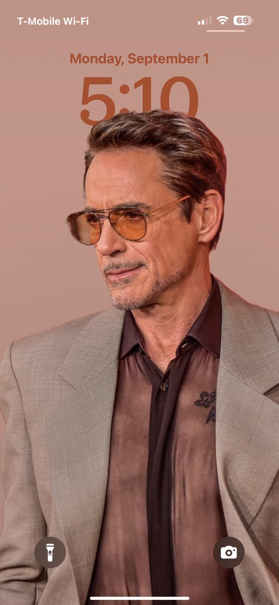 new month, new lock screen 🩵