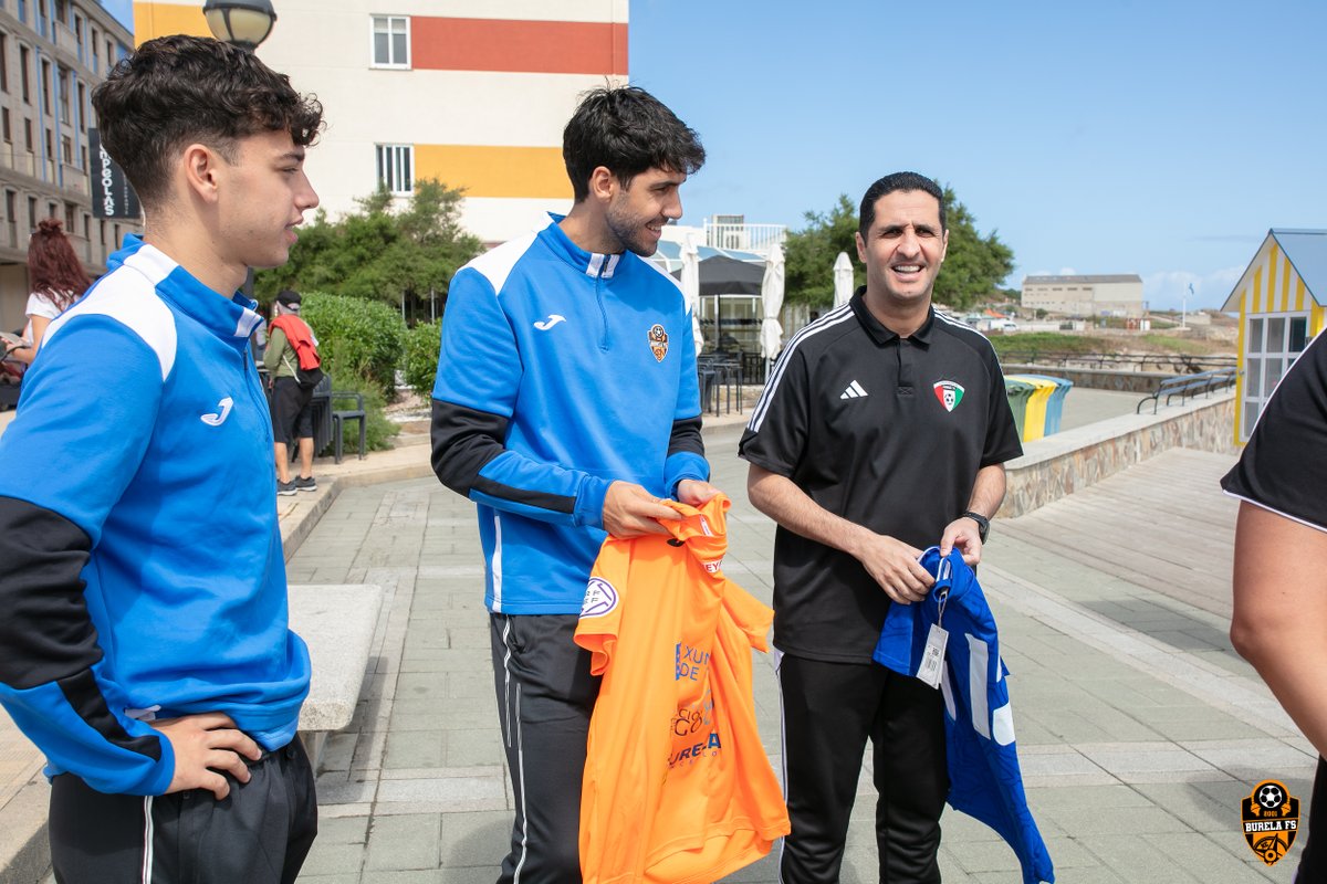 𝐓𝐑𝐎𝐅𝐄𝐎 𝐁𝐔𝐑𝐄𝐋𝐀 𝐁𝐎𝐍𝐈𝐓𝐀 | 𝐏𝐫𝐞𝐬𝐞𝐧𝐭𝐚𝐜𝐢𝐨́𝐧 𝐞𝐪𝐮𝐢𝐩𝐨 𝐦𝐚𝐬𝐜𝐮𝐥𝐢𝐧𝐨 𝐞𝐧 𝐕𝐢𝐬𝐭𝐚 𝐀𝐥𝐞𝐠𝐫𝐞

👉 Esta mañá fronte á praia Urbana de Burela, celebrouse o acto para presentar o Torneo Burela Bonita, que será o partido de presentación do equipo