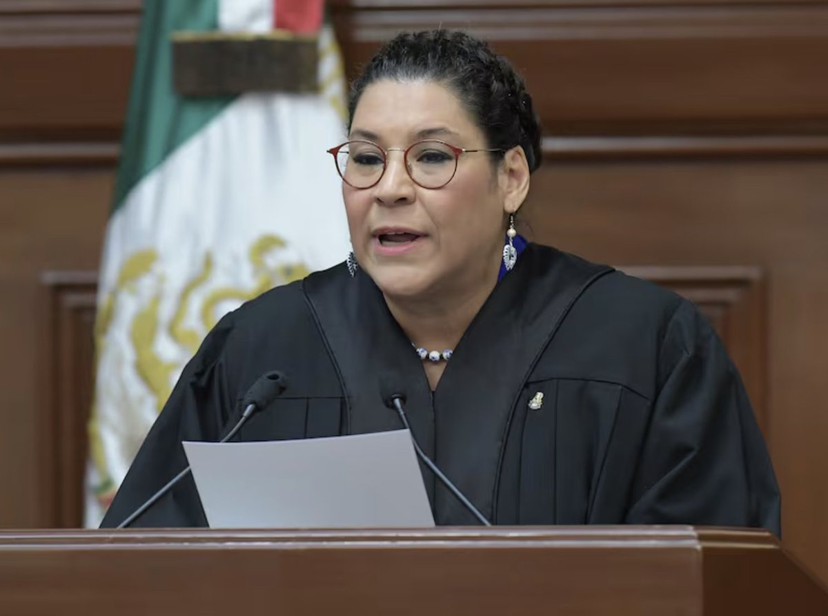 moviendoideas's tweet image. #CírculoDePODER ⭕️⚖️ | Con el inicio de funciones de la nueva Corte, salió a la luz que Lenia Batres contrató a Jorge Xochinhua como asesor técnico, pese a no contar con título en derecho ni especialización. Se suman señalamientos de que la justicia queda subordinada a…