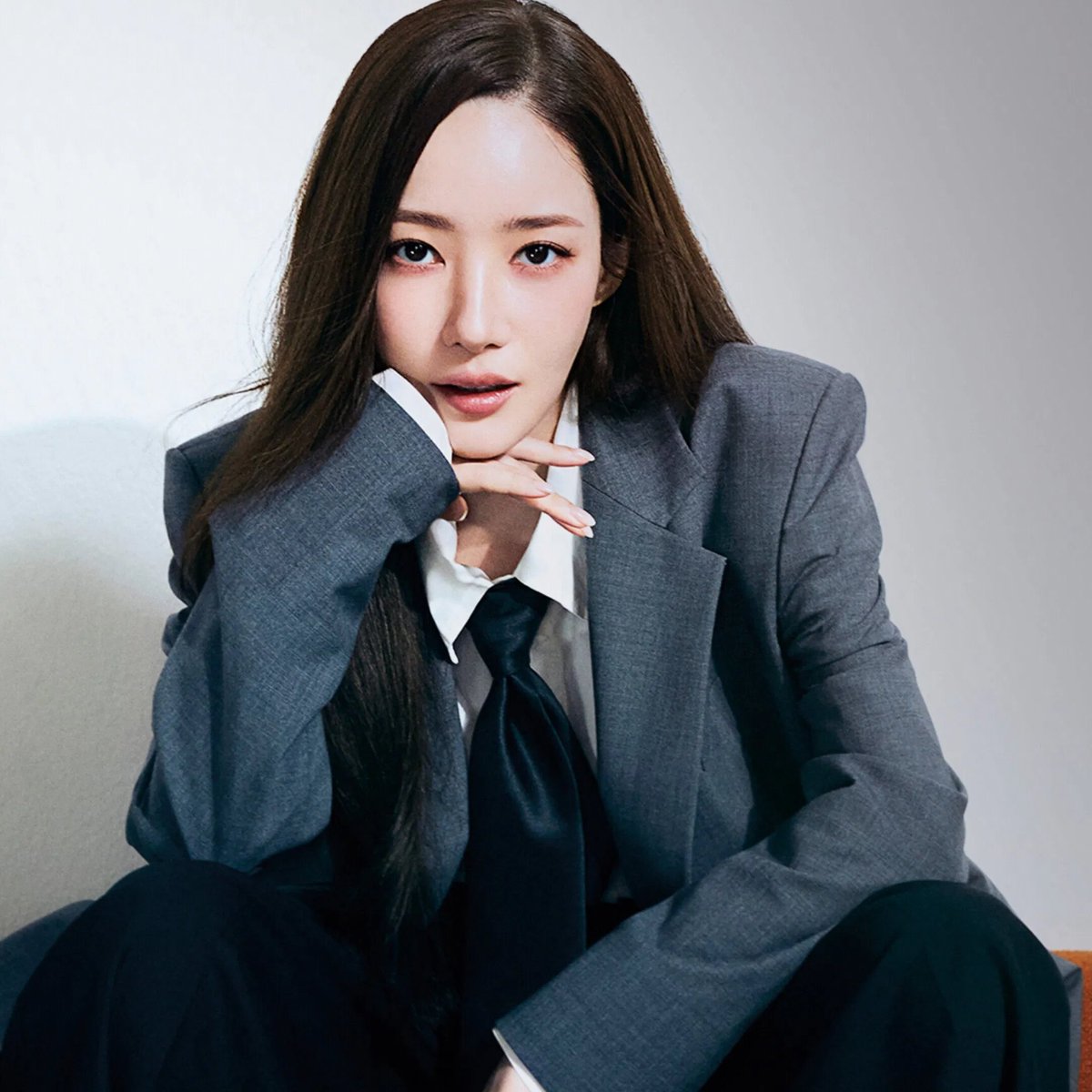 SeriesBrasil's tweet image. — A Rainha dos Golpes (K-drama)

📅 Quando: 6 de setembro
📍 Onde: Prime Video

Estrelado por Park Min-young, o k-drama acompanha Yoon Yi-rang, uma golpista genial com QI de 165 que lidera um trio de vigaristas em golpes ousados contra os poderosos da elite coreana. Ao lado de…