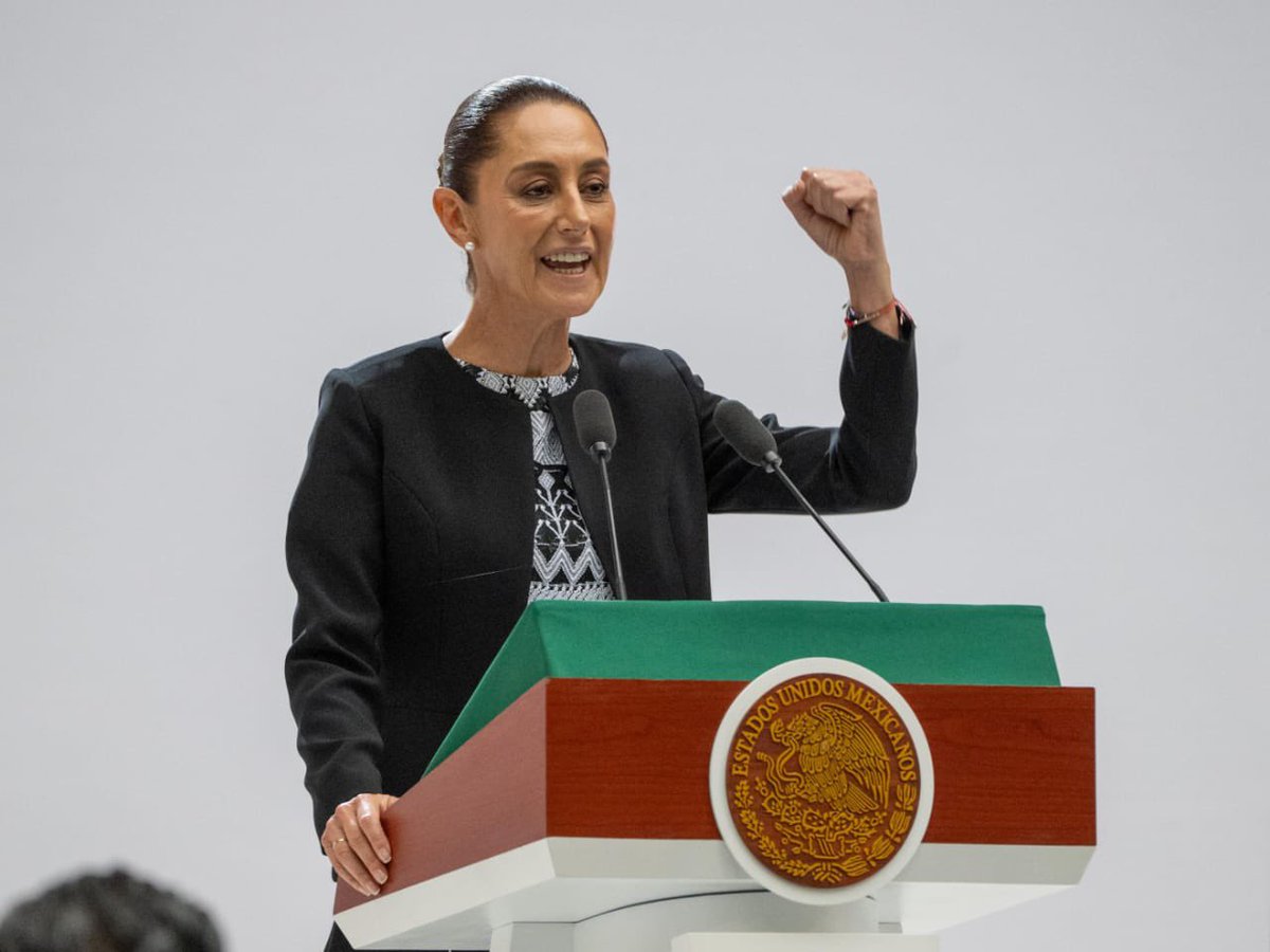 nenulo's tweet photo. Hoy, como lo marca la ley, la presidenta de México, Dra. @Claudiashein, rindió cuentas a nuestro pueblo.

Durante su discurso dio a conocer los avances en la reducción de la desigualdad, el impulso a la infraestructura, así como la aprobación de 19 reformas constitucionales y 40 nuevas leyes, que resarcen parte del daño provocado durante el periodo neoliberal.

El gobierno de la Primera Mujer Presidenta se ha caracterizado no solo por su compromiso con las causas más justas, sino también por la defensa firme de la soberanía nacional construyendo un México más justo, democrático y con bienestar para todas y todos. 🇲🇽

#Pr1merInforme
#TransformaciónAvanza