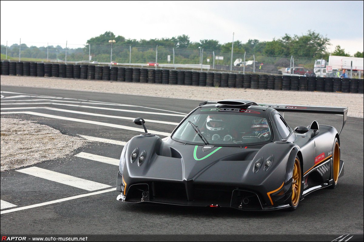 MOTORSdb's tweet photo. La Zonda R n’a qu’un but : dominer l’asphalte. Qui rêve d’en prendre le volant ? 😎
#ZondaR #Pagani #DreamCar #SupercarsOfInstagram #MOTORSdb https://t.co/XD1AieqiIy