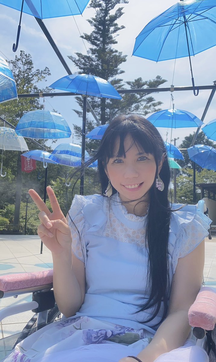 皆さんおはようございます。法多山の水色の傘がいっぱいゾーンです。
青空に水色の傘いいですね。
水色1番好きな色です。スズランのイヤリングもつけています。
9月もよろしくお願いします。
残暑厳しいですが水分とって無理しないでいきましょう。
#法多山 #傘 #車椅子 #脊髄損傷