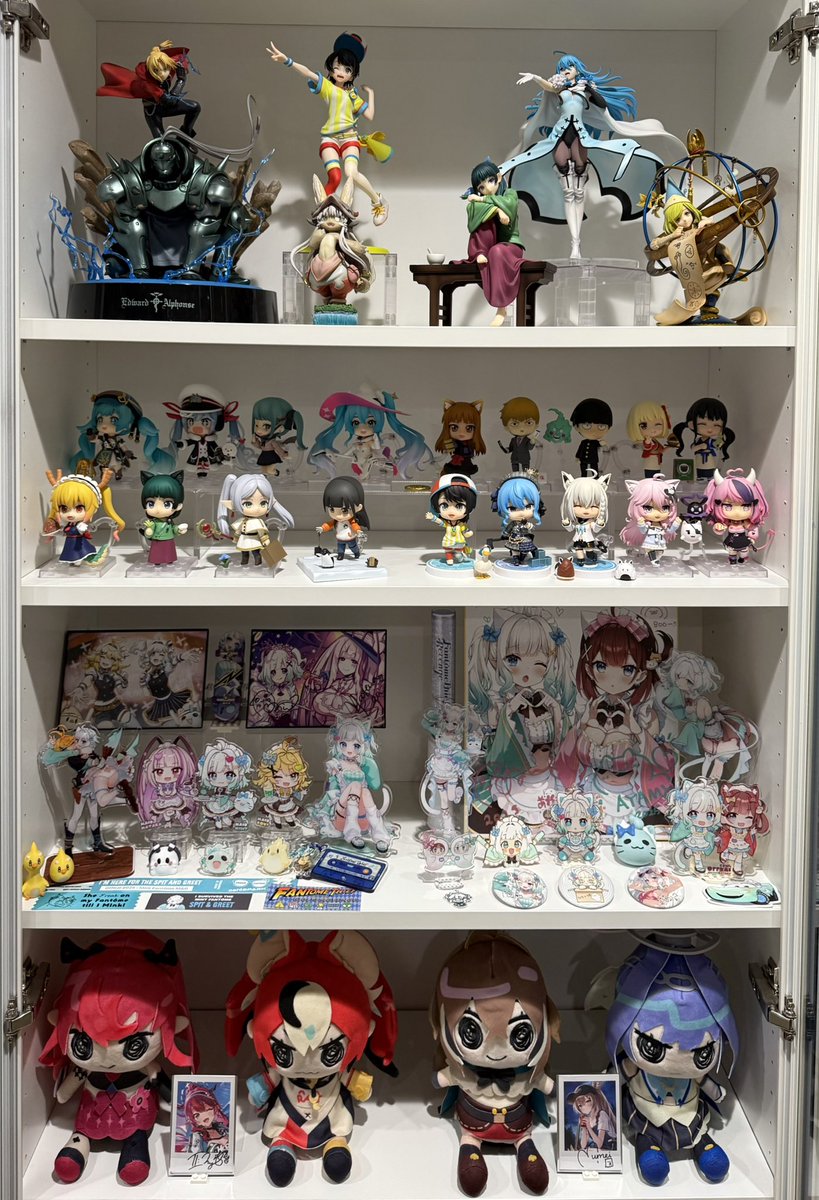 topmr_m's tweet image. Here’s most of my current collection! Definitely my favorite new addition since last year was finally getting Kiara’s nendo to complete the myth set! As well as this Witch Hat Atelier figure! I got both from AmiAmi :3 I also got the Ina AmiAmi card
 #WAHmbassadorship #TAKOTIME
