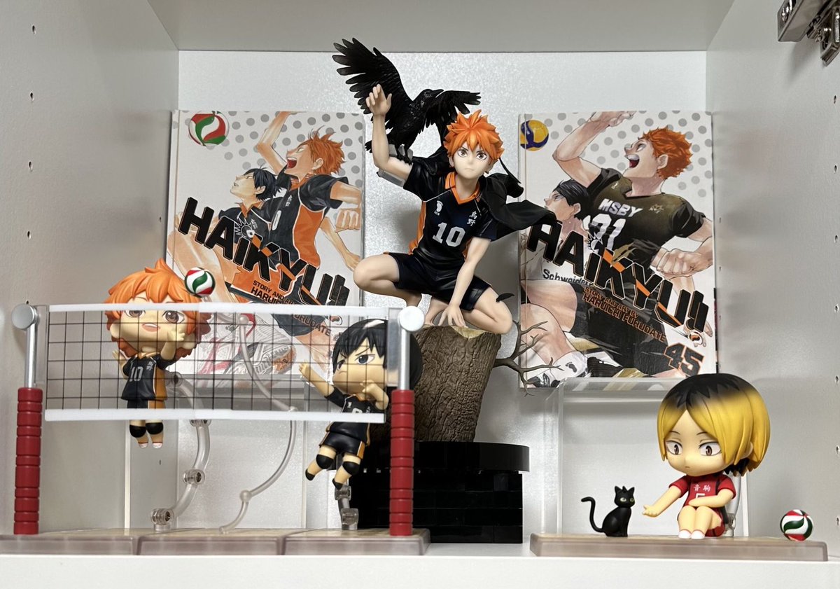 topmr_m's tweet image. Here’s most of my current collection! Definitely my favorite new addition since last year was finally getting Kiara’s nendo to complete the myth set! As well as this Witch Hat Atelier figure! I got both from AmiAmi :3 I also got the Ina AmiAmi card
 #WAHmbassadorship #TAKOTIME