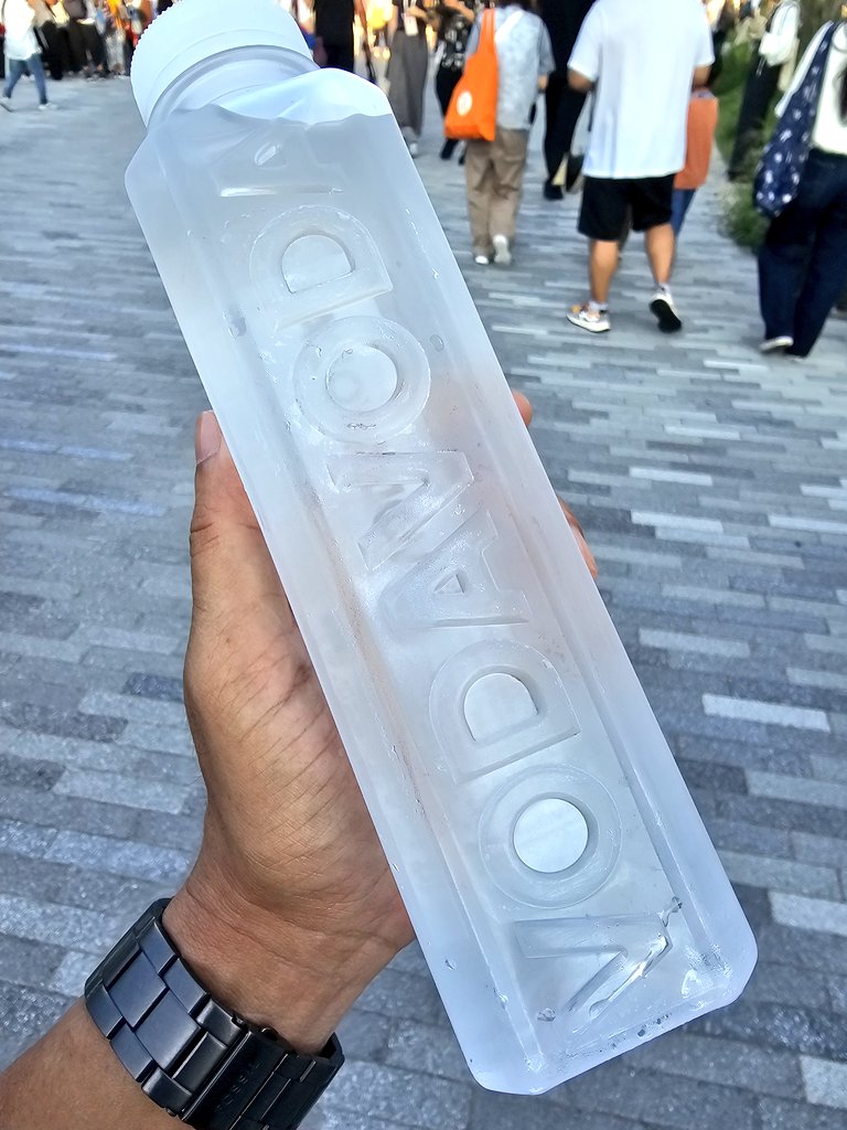 セルビアパビリオンのワゴンで販売しているセルビアの天然水「VODAVODA