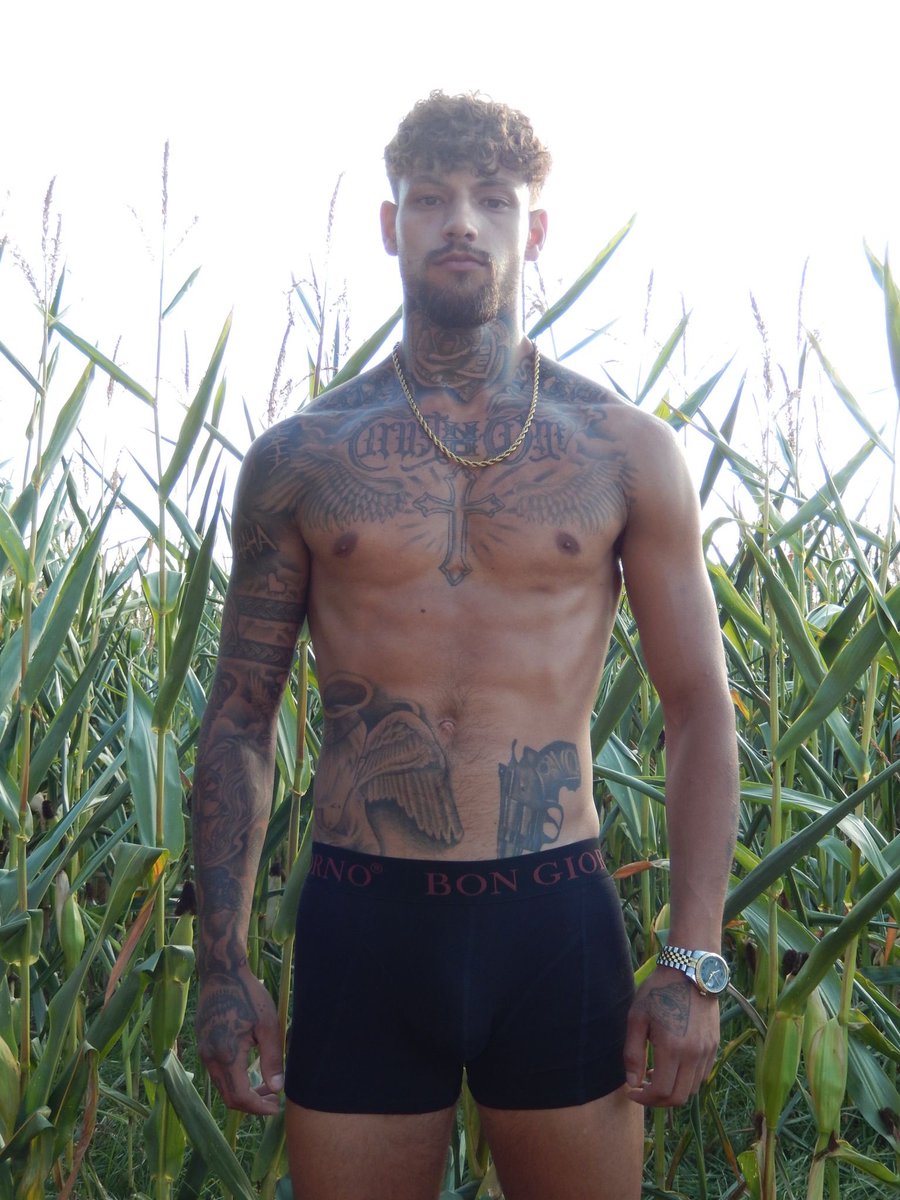 Standing tall, inked, and built—everything you wish you were but never will be. All you can do is watch, ache, and pay to be near my power.

#Findom #Cashslave #MuscleDom #TattooDom #Paypig