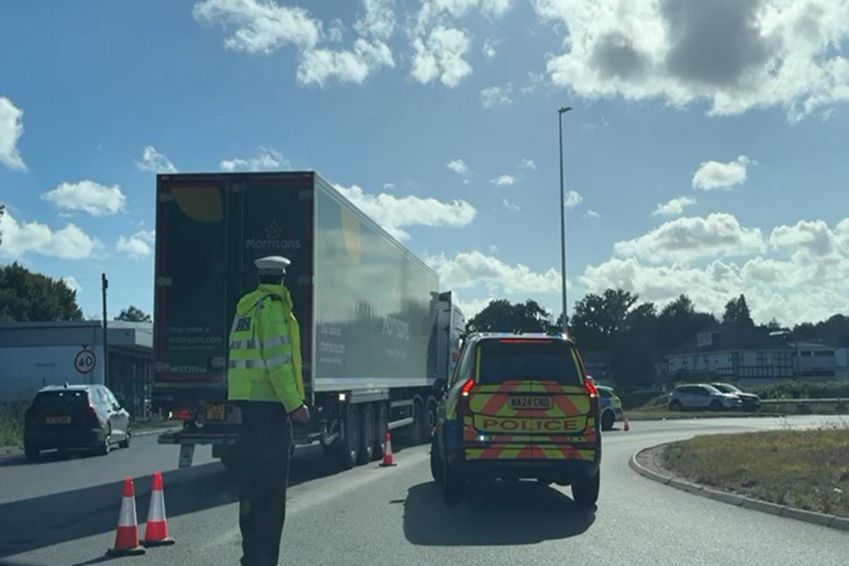 #Lorry and #Police car involved in #Crash on busy main road
🔗 uk.news.yahoo.com/lorry-police-c…
 
#A348 #Collision #Ferndown #Hgv #Ringwood #truckingNews