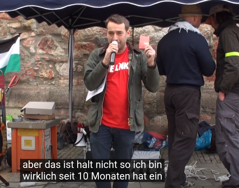 MarlaSvenjaL's tweet photo. „Das war vor rund 🔟 Jahren – 2015 bei einer #Endgame-Demo.
Gegenüber standen Gegendemonstranten von der Partei 🚩 DIE LINKE.
Was die meisten damals nicht wussten: Ich war zu dem Zeitpunkt schon seit 📅 10 Monaten selbst Mitglied der LINKEN in Nordsachsen. Also habe ich mich auch so vorgestellt – als Parteimitglied, das auf der Seite ✌️ der Friedensaktivisten steht. Und eben nicht jemand, der nur aus Vorurteilen Gegendemonstrationen besucht.

Ab dem Moment glühten die roten ☎️ Telefone. Plötzlich wollten alle in der Partei wissen: Wo ist denn die Frau Liebich Mitglied?
Die Antwort: in 📍Nordsachsen.

Aber dann kam der Druck von oben ⬆️ – von der Bundespartei. Dort hieß es: Das kann nicht sein, dass die Liebich bei uns Mitglied ist.
Und so wurde in Nordsachsen kurzerhand beschlossen, das zu „lösen“.
Man behauptete einfach, ich sei kein Mitglied. Angeblich hätte ich meinen Austritt erklärt – völliger Unsinn 🤦‍♀️.
Denn: In einer Partei gilt nur eines – Eintritt ✅, Austritt 🚪, Tod ⚰️ oder Ausschlussverfahren 🚫.
Keines davon ist jemals passiert.

Stattdessen hat man mir nachträglich gezahlte 💶 Beiträge zurücküberwiesen und dann frech behauptet, ich hätte nie gezahlt. So funktioniert das aber nicht. Selbst wenn Beiträge mal ausbleiben, muss eine Partei anbieten, den Status durch Nachzahlung zu heilen 💳.
Und jetzt können sie auch kein Ausschlussverfahren mehr anstrengen – denn dann müssten sie eingestehen, dass sie jahrelang selbst ihre eigenen Mitglieder belogen haben, bis hin zu Landtagsabgeordneten 🏛️.

Fakt bleibt: Ich bin einmal aufgenommen worden. Und was einmal gilt, das gilt.
Deshalb bin ich bis heute und werde es auch immer bleiben – Ehrenmitglied der Partei 🚩 DIE LINKE. Ob es ihnen passt oder nicht.“