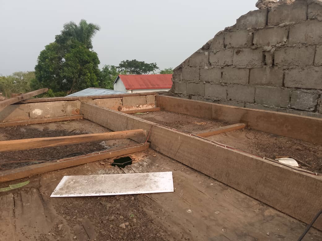 Ci-bas ce qui reste de l’hôpital général de référence de Kinzenzengo dans Masimanimba emporté par la dernière pluie diluvienne.