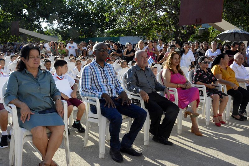 Más de 135 mil estudiantes inician el curso escolar en Holguín
En reafirmación al sueño del Comandante en  Jefe Fidel Castro Ruz, líder histórico de la Revolución cubana, más de  mil 300 instituciones educativas abrieron sus puertas en la nororiental provincia de Holguín.