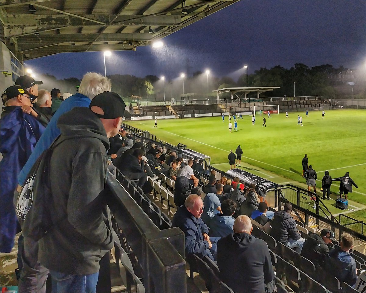 High drama at Imperial Fields as <a href="/OfficialTmufc/">Tooting & Mitcham United FC</a> U18s concede a 2, 0 lead in the <a href="/EmiratesFACup/">Emirates FA Cup</a> Youth Cup. Visitors <a href="/thebearsbbhfc/">BroadbridgeHeath FC</a> clawed back the two goals only to lose to the young Terrors 3, 2 via a heartbreaking own goal. Both teams showcasing some emerging talent ⚽️
#TMUFC