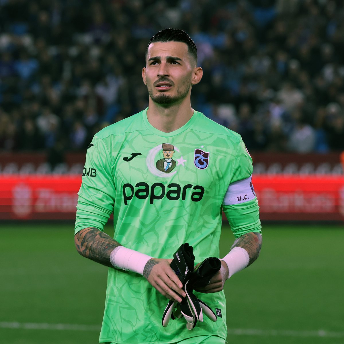 Bu maliyetlerin sorumlusu asla sen değilsin. Sen, Galatasaray formasını üstüne giydiğin an sonuna kadar destekçin olacağım. Sorumlulardan, gerekli yerlerde hesapları sorulacak elbette.