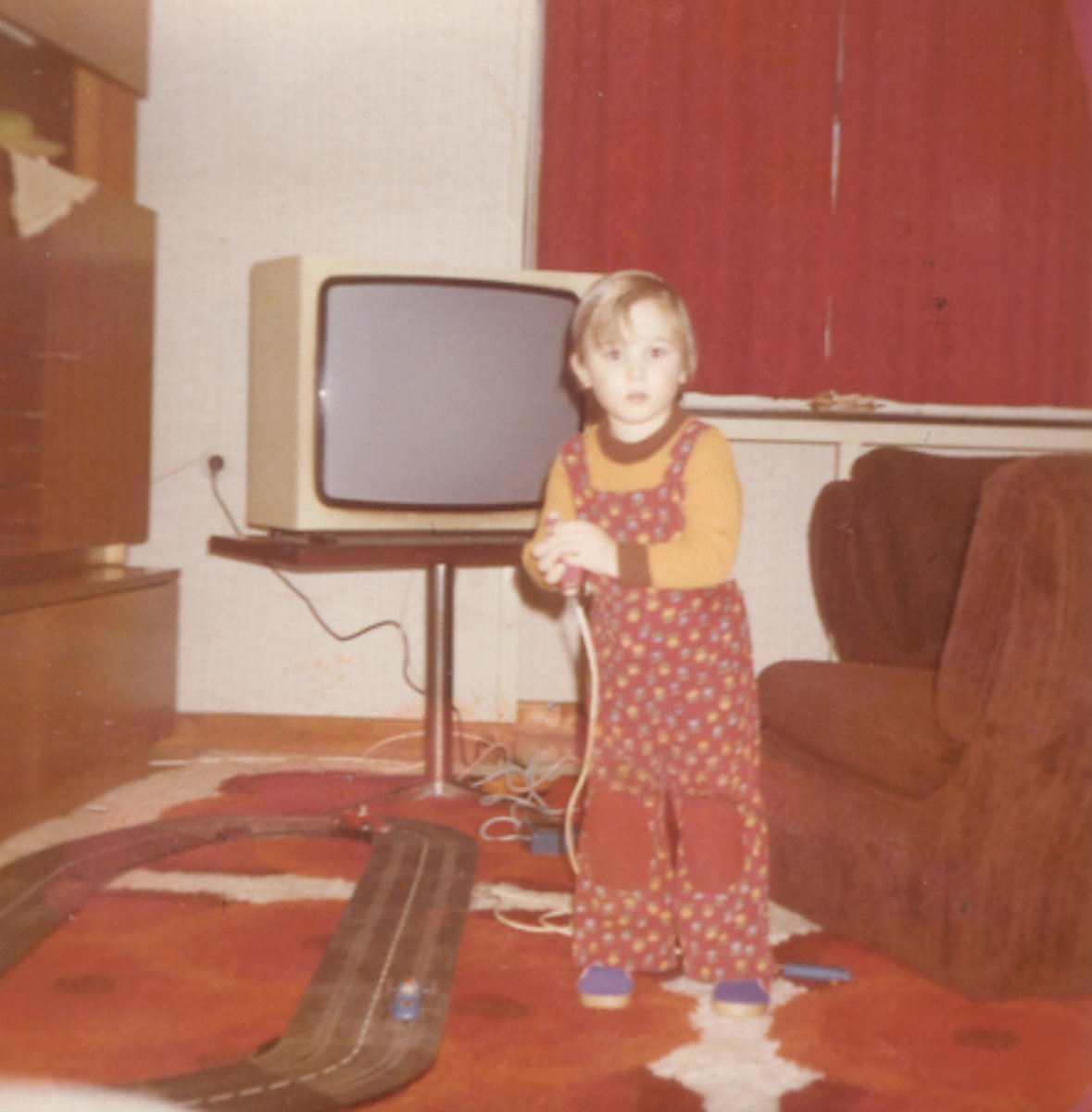 FutureVibes2025's tweet image. The first game in the 70s... FurtureVibes and the future was born... Carrera is to blame—the race has remained, in every respect. 
#FutureVibes #VibesCommunity #Crypto #Solana #CharityProject