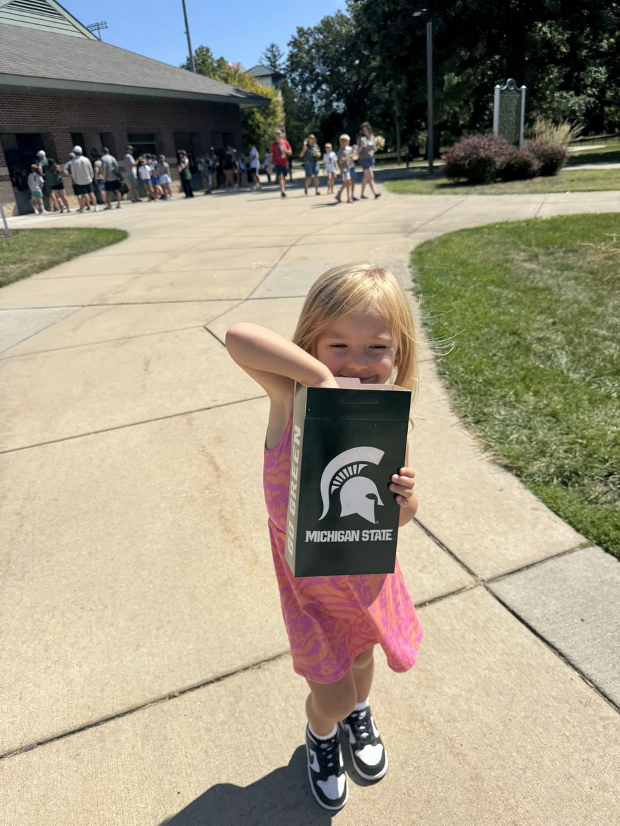 _AmandaONeill's tweet image. A quick trip to East Lansing to see our favorite @DCCSoccer1 Summer Camp coaches in action for @UDMSoccer! #rolemodels #heros