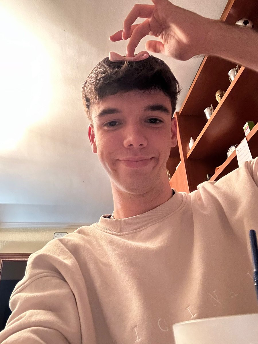 no tengo noticias de él desde el sábado por la noche. me dijo q se iba a hacer cruising al parque del retiro y desde esa noche nadie ha sabido nada más de él. por favor difundid gente de madrid y alrededores 🙏🙏se llama juan y tiene 17 años. estamos muy preocupados