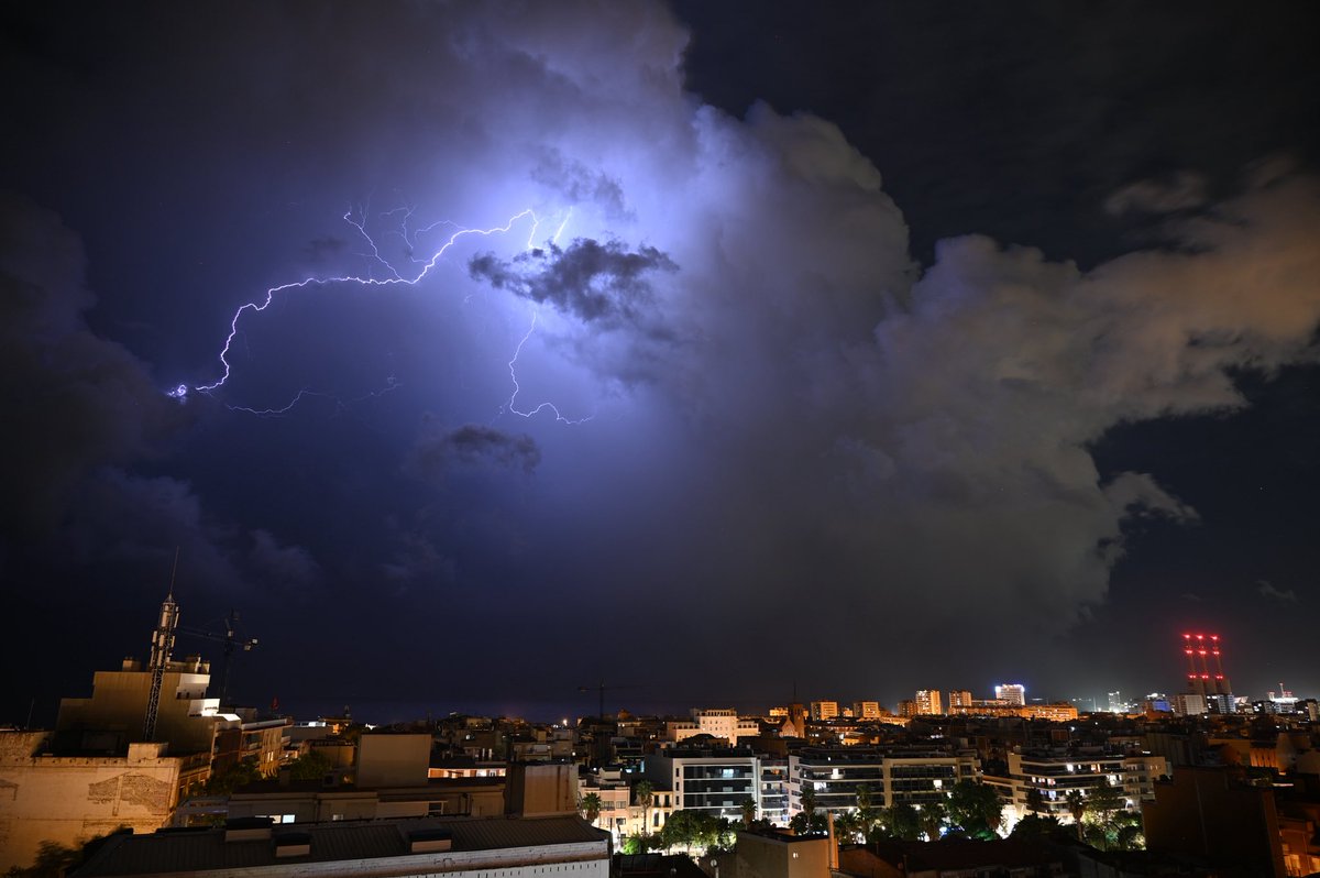 Oriol_RB's tweet image. ⚡️ Espectacle de llamps cap a mar

🌪️ Fins i tot amb una tuba molt efímera

#Badalona