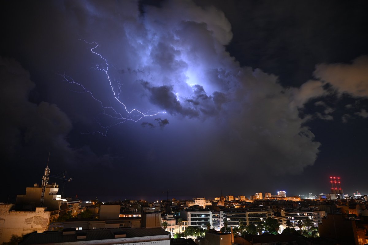 Oriol_RB's tweet image. ⚡️ Espectacle de llamps cap a mar

🌪️ Fins i tot amb una tuba molt efímera

#Badalona