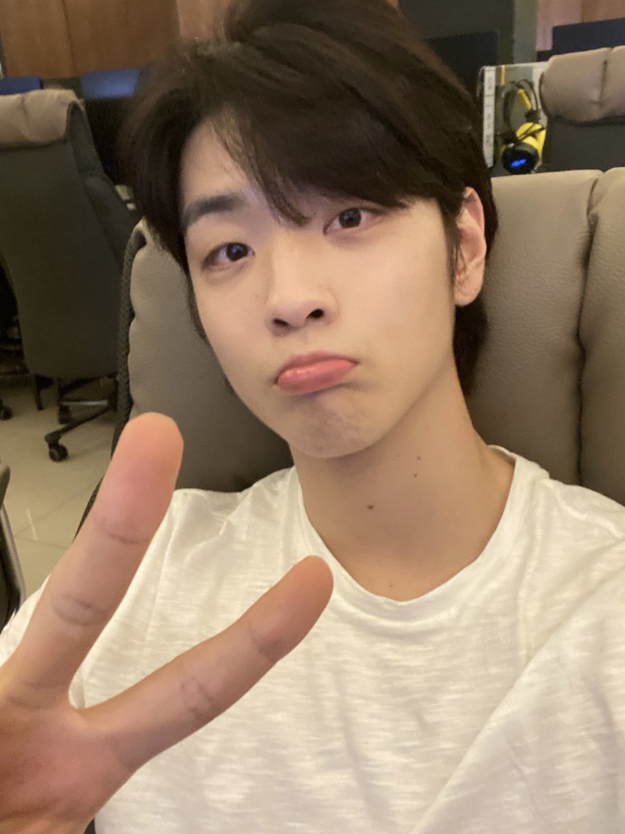 주완아 좐모닝!!
여기는 우리 주완이가 좋아하는 비가 오고있어☺️
 비 오는 날은 괜히 마음도 촉촉해지는데 
너의 하루는 맑은 하늘처럼 환했으면 좋겠다 ☀️
혹시 주완이가 있는 곳도 비가 온다면 우산 꼭 챙겨 ☔
오늘도 재미있게 보내보쟈🤍🫂💙사랑한다!!!!!!!!!
#차주완