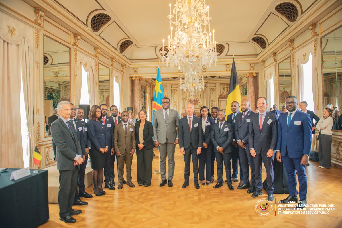 FP_RDC's tweet photo. 📍 Bruxelles | Palais d’Egmont. #Coopération RDC-Belgique 🇨🇩🤝🇧🇪 Parce que réformer l’ENA, c’est réformer l’État et préparer l’avenir de la gouvernance en RDC.

En mission officielle à Bruxelles, SEM le Vice-Premier Ministre, Ministre de la Fonction Publique, Jean-Pierre @LihauEbua a présidé, ce 1er septembre 2025, la cérémonie couplée (i) de clôture des stages de professionnalisation des élèves de la 9ᵉ promotion de l’ENA et (ii) de validation du curriculum révisé de la formation initiale de l’ @EnaRDC_Officiel.

Cet événement, d'une haute portée symbolique, illustre, conformément à la volonté de SEM le Président, Chef de l'État :

◽️la détermination du Gouvernement congolais à doter l'État des ressources humaines de qualité, à la hauteur des enjeux d'aujourd'hui et de demain,
◽️⁠la ferme volonté de bâtir une Administration publique congolaise solide, assurant des prestations de qualité aux usagers,
◽️l'engagement d'assurer en permanence l'échange d'expériences avec les pays amis, dans le domaine de l'Administration et de la Fonction Publique. 
🎓 Les dix Énarques de la promotion #Mamadou_Ndala, formés dans les administrations belges, repartent enrichis d’une expérience internationale saluée par leurs encadreurs.

#FonctionPubliqueRDC #ENA #ClotureStages #Coopération #Belgique #Réformes