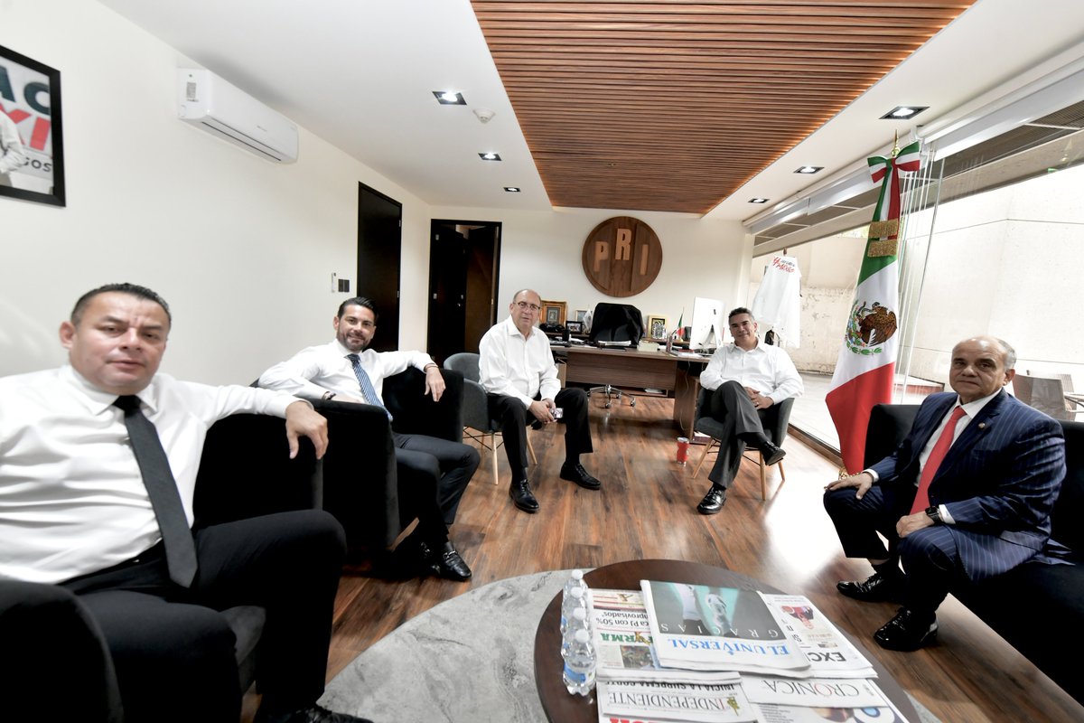 ¡Buenas tardes! Ya estamos en la Cámara de Diputados, listos para la Sesión de esta tarde. 

Estén muy atentos, daré un posicionamiento que deben escuchar. ¡El PRI siempre luchará por la defensa de México!

¡México despierta! 🇲🇽