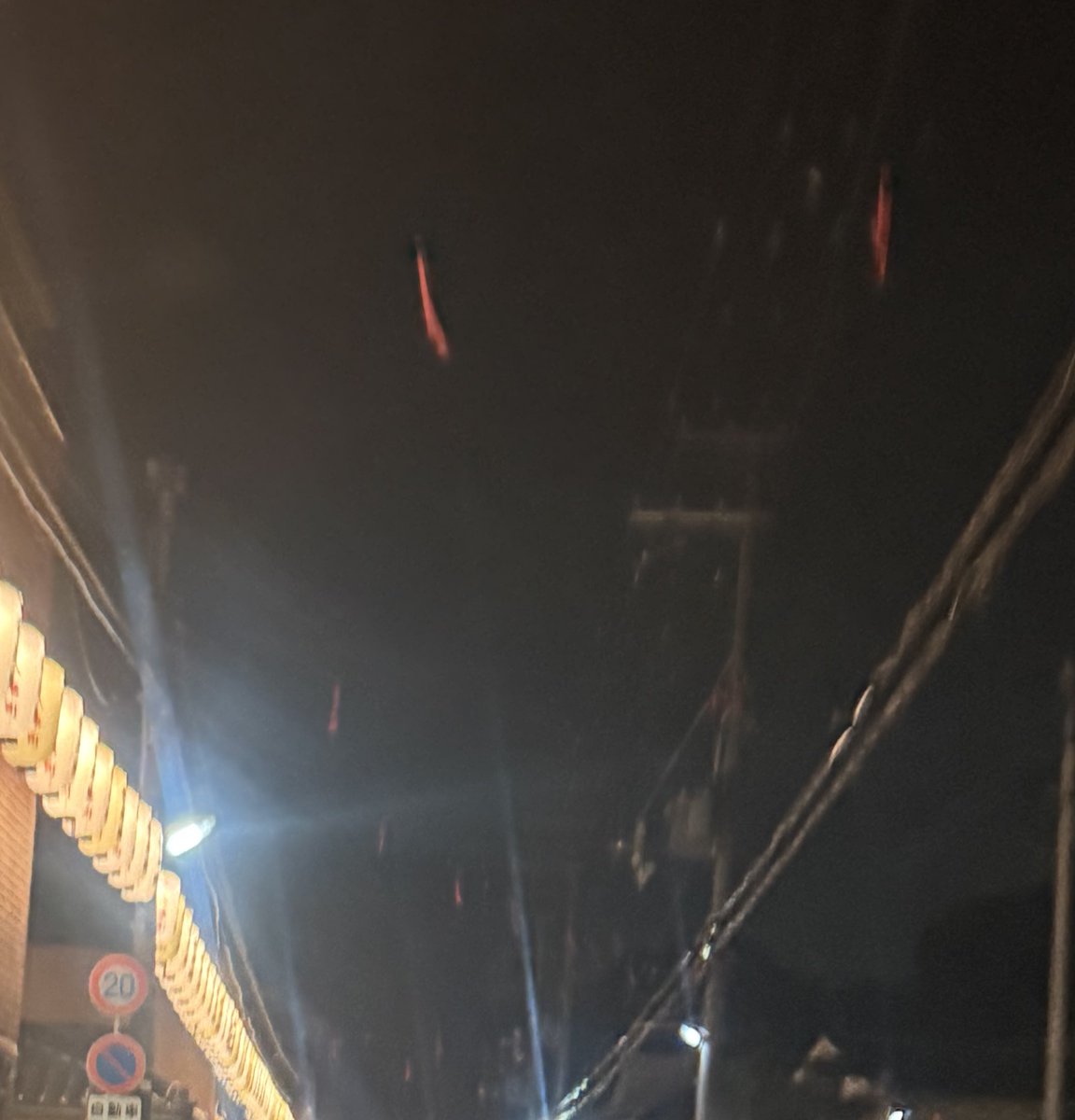 🧸︎

写真見てたら謎の3枚📸
次男坊が撮影したのはたしか！
滅多にいかへん万博と夜の高速～
街中の電線にぶら下がる赤いリボン🎀
けしていいか🙃？？

この夏はサッカーに支配された⚽️
かなりの距離運転しまくって腰が痛すぎる🫩

 #滝のような涙
 #怒りマーク
 #腫れ上がるたんこぶ
 #ふっ

🧸