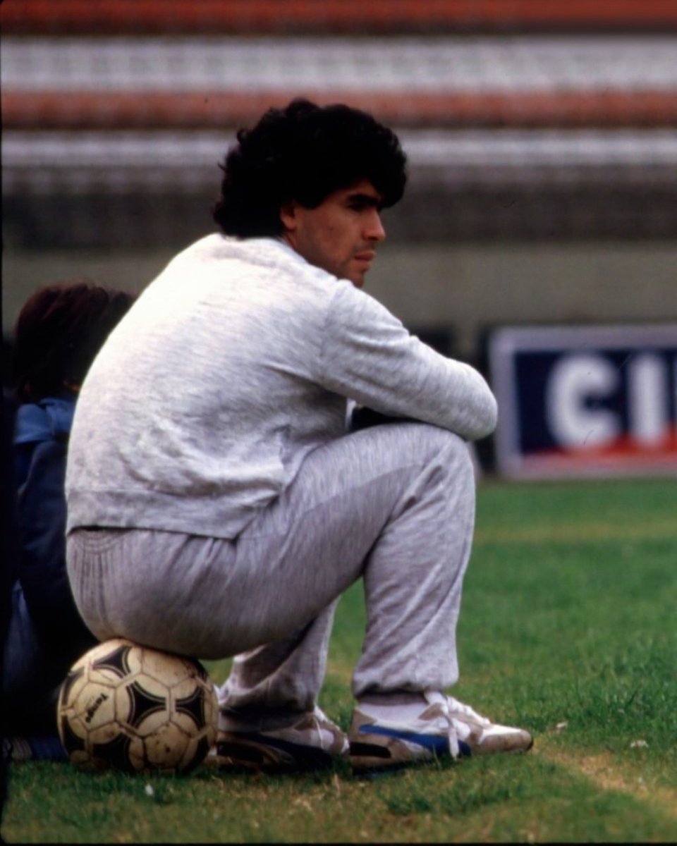 1985: Reflexivo en el Monumental, en uno de sus primeros entrenamientos con la Selección Argentina después de tres años.