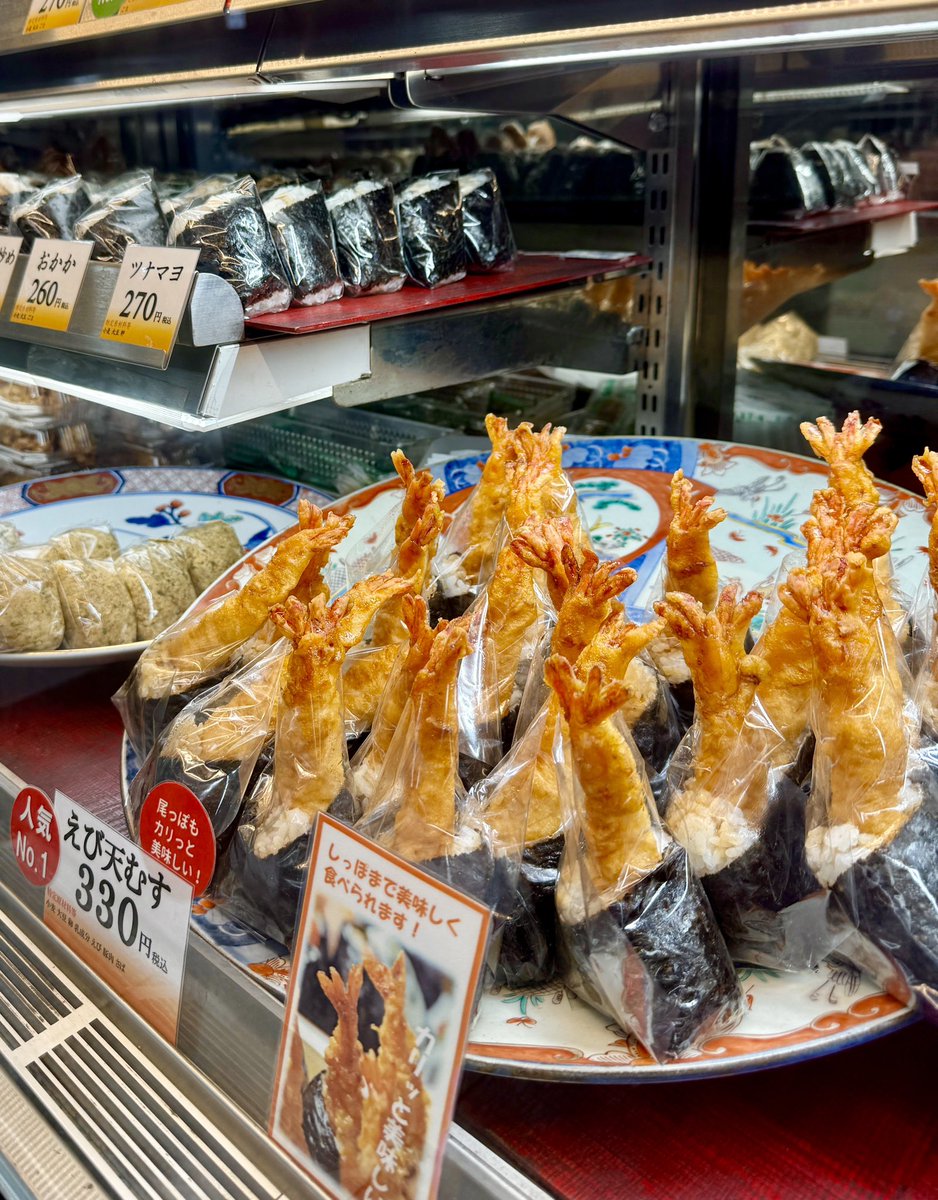 【おむすび百千（ももち）】
📍森下駅

「名物〝特大海老天むす”駅構内のおにぎり専門店」

この特大海老天、尻尾までしっかりいけちゃいます🍤

でも実は...個人的推しは「あさり佃煮」
甘じょっぱで美味しいです🍙

どれもご飯の量はほどよく控えめ。
パクッと気軽に味わえるサイズ感🙌
#森下グルメ