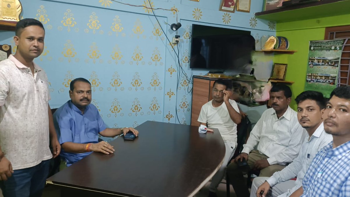 MallahKripanath's tweet image. Yesterday at my residence, I met AGMRE of Badarpur Electrical Division & project managers of 3 power companies. Clear message—every home in Karimganj LS must get electricity. Light for all, progress for all! ✨ #PowerForAll #AssamDevelopment #InclusiveProgress