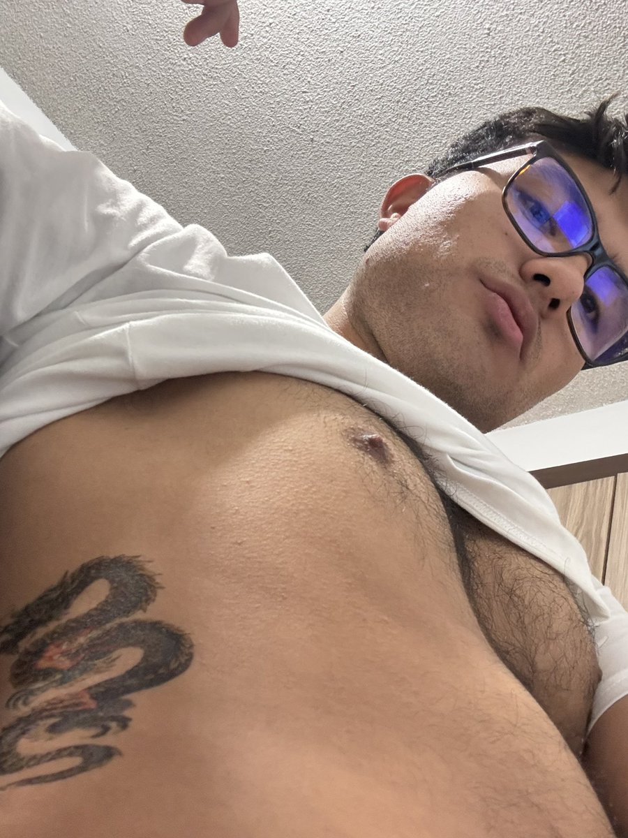 soddda___'s tweet photo. estaba estudiando y me puse horny 🙇🏽‍♂️ ¿quién me chupa los pezones? https://t.co/IgikZdlBHN