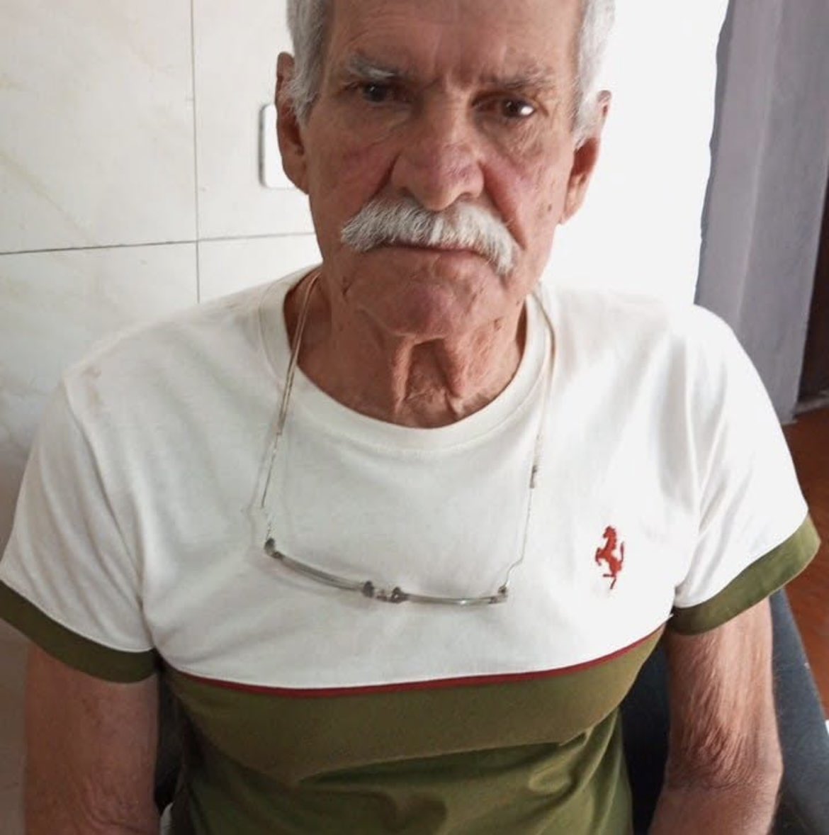 Él, está vivo, saludable y fuerte; como siempre. Él, es mi primo, y familiar preferido… Él, es paciente, sabio y decente, y se llama #LuisRamirez 🍸🍸🍸🍸 🎩🎩.

🎩🎩🎩🎩.🖌️

                      youtu.be/IoAeYros81c?fe…