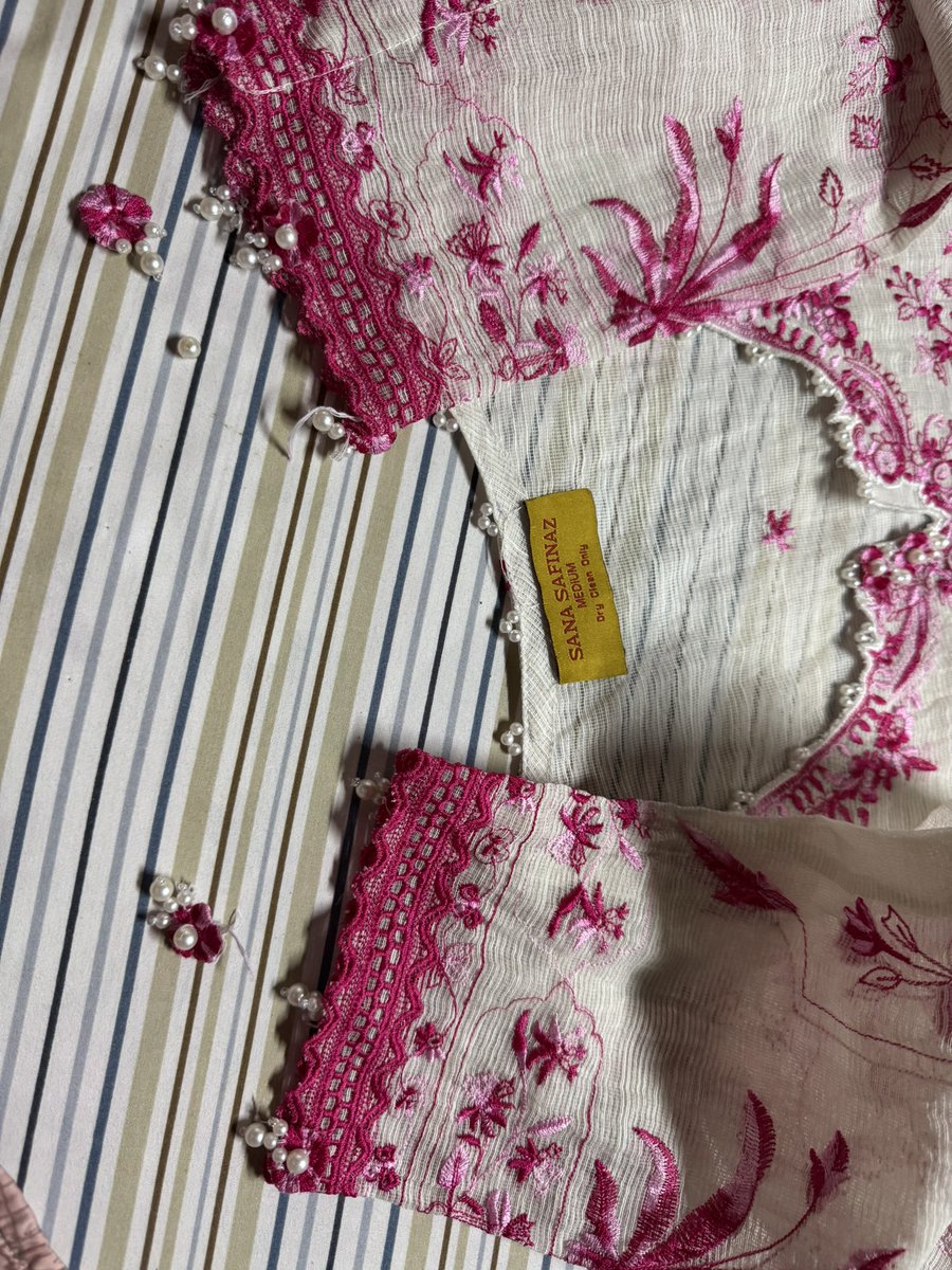 rafedaf's tweet photo. @SanaSafinaz 
Am highly disappointed, falling apart after 2wears, are we paying for quality or just the brand name?? https://t.co/lWSRFFzSPU