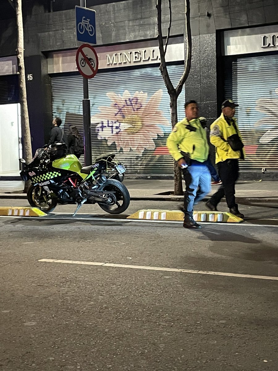 malandreid's tweet image. Policías de tránsito poniendo el mal ejemplo, estacionados dentro de la ciclovía donde claramente está el letrero… @OVIALCDMX @SSC_CDMX @UCS_GCDMX @ssc