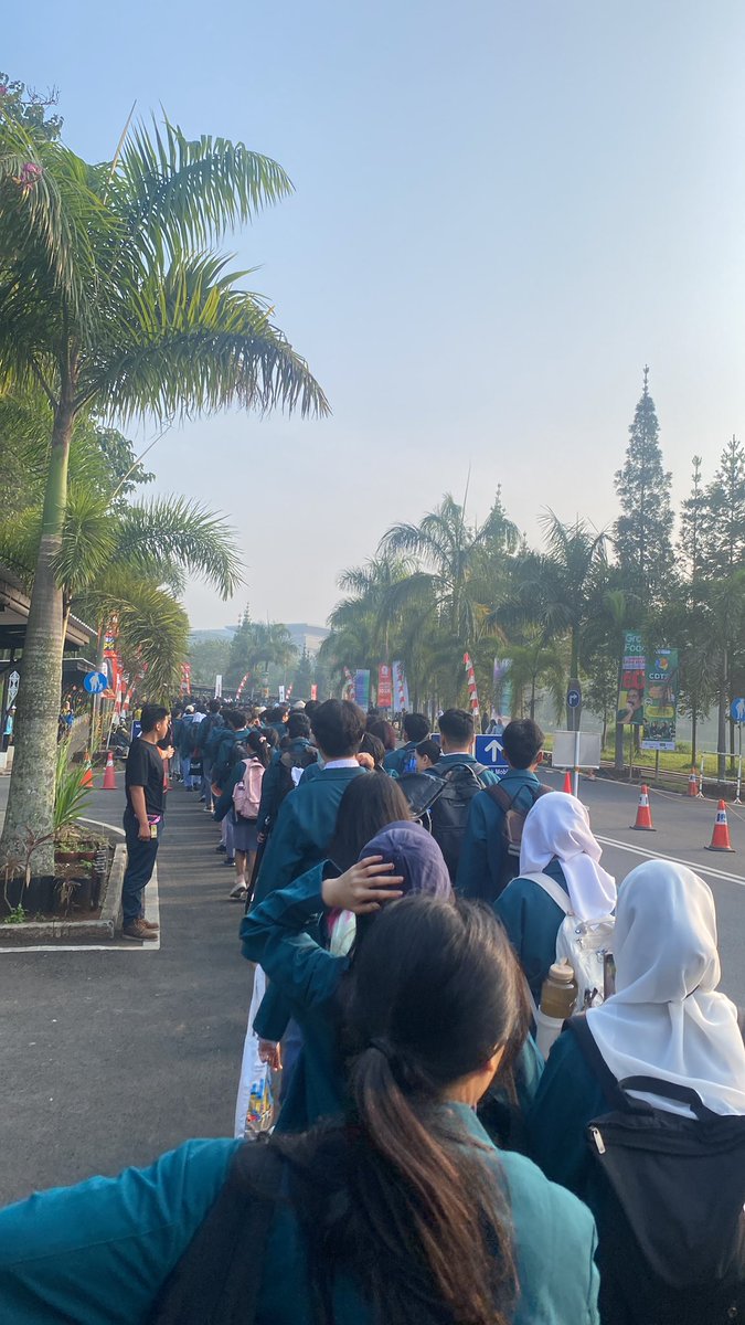rfiandhii's tweet image. Hari ini gacor, oskm mantap, tapi gua overcooked di lapangan.

Ke pasar beli banteps
Pulangnya beli laptop
OSKM sangar manteps
ITB top markotop

- Dimas
- Fazri
- Jongjae
- Natan
- Dino

#Day1MenjadiVenturions
#LifeLongLearner
#MengakarKuat
#OSKMITB2025
#KATITB2025