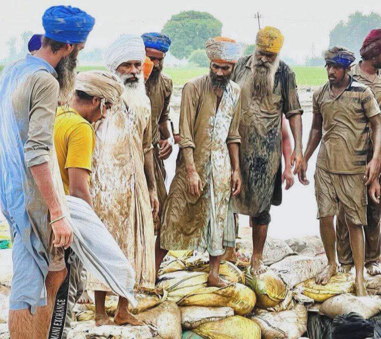 Krishna Bhaiya Yadav (@krishnabhaiyay) on Twitter photo 🚨 पंजाब डूब रहा है पर सरकार सो रही है! 
पीड़ित रोटी,कपड़ा छत के लिए तरस रहे हैं,
गाँवो में पानी भरा पड़ा है,
लेकिन जनता का नेता अभी भी चुप्पी साधे बैठा है।
🌀 ना कोई राहत सामग्री,
🌀 ना कोई मौके पर दौरा,
लगता है सरकार ने पंजाब को अपने हाल पर छोड़ दिया है। <a href="/BhagwantMann/">Bhagwant Mann</a> #Farmers 🚨 पंजाब डूब रहा है पर सरकार सो रही है! 
पीड़ित रोटी,कपड़ा छत के लिए तरस रहे हैं,
गाँवो में पानी भरा पड़ा है,
लेकिन जनता का नेता अभी भी चुप्पी साधे बैठा है।
🌀 ना कोई राहत सामग्री,
🌀 ना कोई मौके पर दौरा,
लगता है सरकार ने पंजाब को अपने हाल पर छोड़ दिया है। <a href="/BhagwantMann/">Bhagwant Mann</a> #Farmers