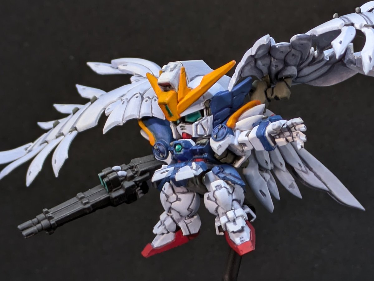 #スペリオルディファイン 
#ガンダムW_30th
ウイングガンダムゼロカスタム完成！

いつものようにファレホ筆塗りです。いつもはダークグレー下地ですが、今回はスサガネさんのイラストの雰囲気を意識して白下地で塗ってみました