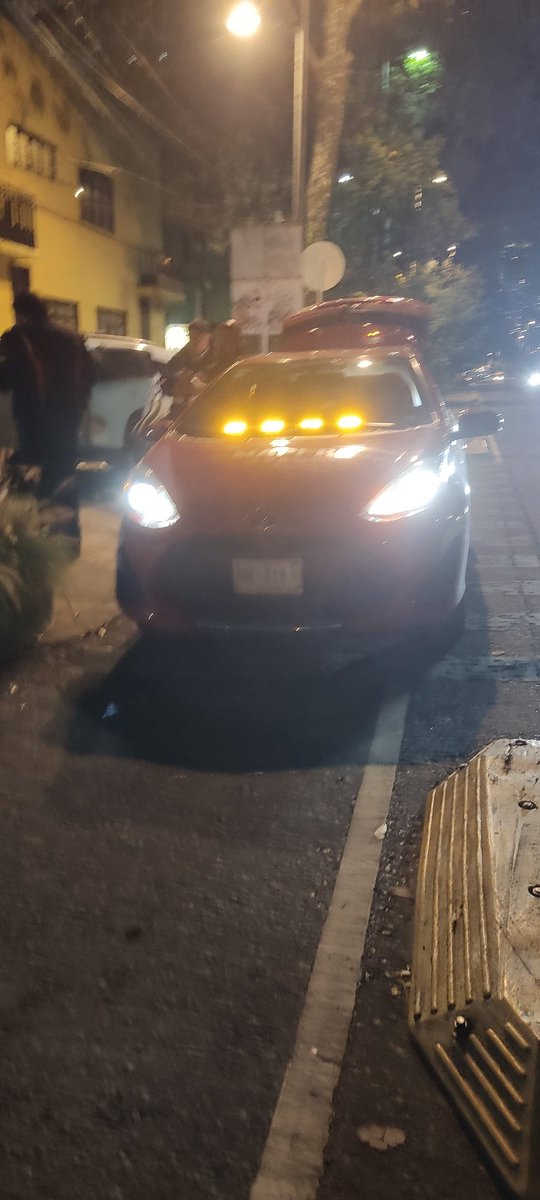Tokisbego's tweet photo. Buenas noches, autos en ciclovía de seguros, Av. Rio Mixcoac 93, obstruye el paso de pea @TransitoCdMx , @AlcaldiaMHmx @C5_CDMX @OVIALCDMX  gracias placa BF 319 y136 562 https://t.co/wY3ppcCsSU