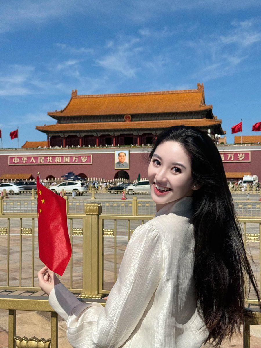 阅兵让我深刻意识到，强大的国防是和平的坚实保障，也让我对军人的奉献与担当有了更深敬意 ，激励着我在自己的岗位上拼搏奋进，为国家发展贡献力量。