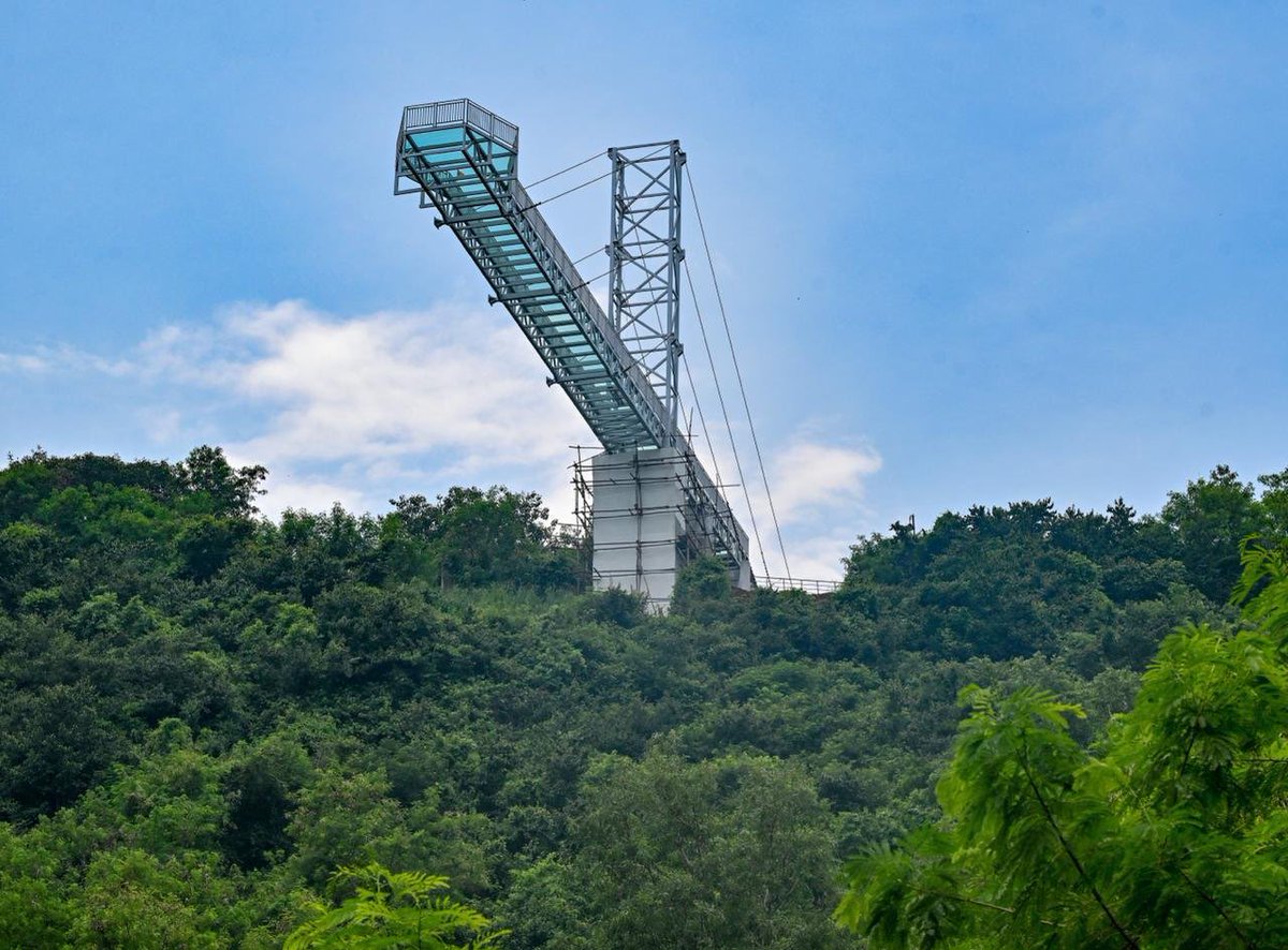AndhraDailyBuzz's tweet photo. #GoodNews
#Visakhapatnam first 55m long #SkywalkBridge, built at a cost of ₹7 crore, is nearing completion at #KailasagiriHills.
The #GlassBridge is set to become a major #Tourist attraction, offering panoramic views of the #BayofBengal coastline.

#Vizag #VMRDA #CityOfDestiny https://t.co/1lBsKHp8g7