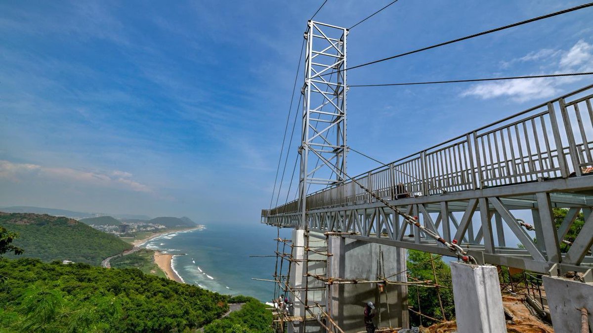 AndhraDailyBuzz's tweet photo. #GoodNews
#Visakhapatnam first 55m long #SkywalkBridge, built at a cost of ₹7 crore, is nearing completion at #KailasagiriHills.
The #GlassBridge is set to become a major #Tourist attraction, offering panoramic views of the #BayofBengal coastline.

#Vizag #VMRDA #CityOfDestiny https://t.co/1lBsKHp8g7