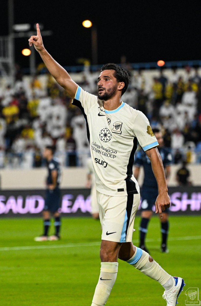 حسام عوار لاعب له كامل الاحترام 
نقول شكراً على كل ما قدمته لنادينا 
لكل زمان رجال كنت رجل مرحله 
اليوم اتمنى خروجه او تسجيله فالقائمة الاسيويه 
ويكون ماريو ميتاي ضمن قائمة 8 اجانب 💛