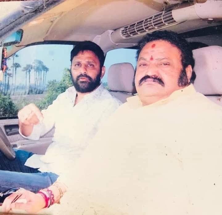 నిరాడంబరత, నిజాయితీ కలగలసిన మంచి మనిషి, అనునిత్యం మా ఎదుగుదలను కాంక్షించిన నా గురువు స్వర్గీయ నందమూరి హరికృష్ణ గారి జయంతి సదర్భంగా స్మరించుకుంటూ 🙏

జోహార్ హరన్న..

#JoharHaranna