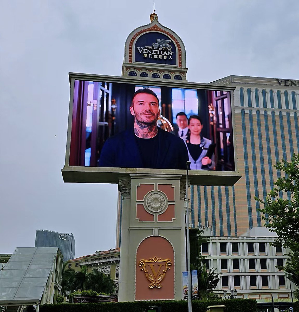 EsdlumenLED's tweet image. ✨ Case in Action | Lighting Up the Venetian Macao ✨
Impact Delivered:
▶️ 35% higher audience engagement compared with previous setups
▶️ 25% stronger ROI for advertisers in just the first quarter
▶️ A vibrant digital canvas that enhances the Venetian’s legendary atmosphere