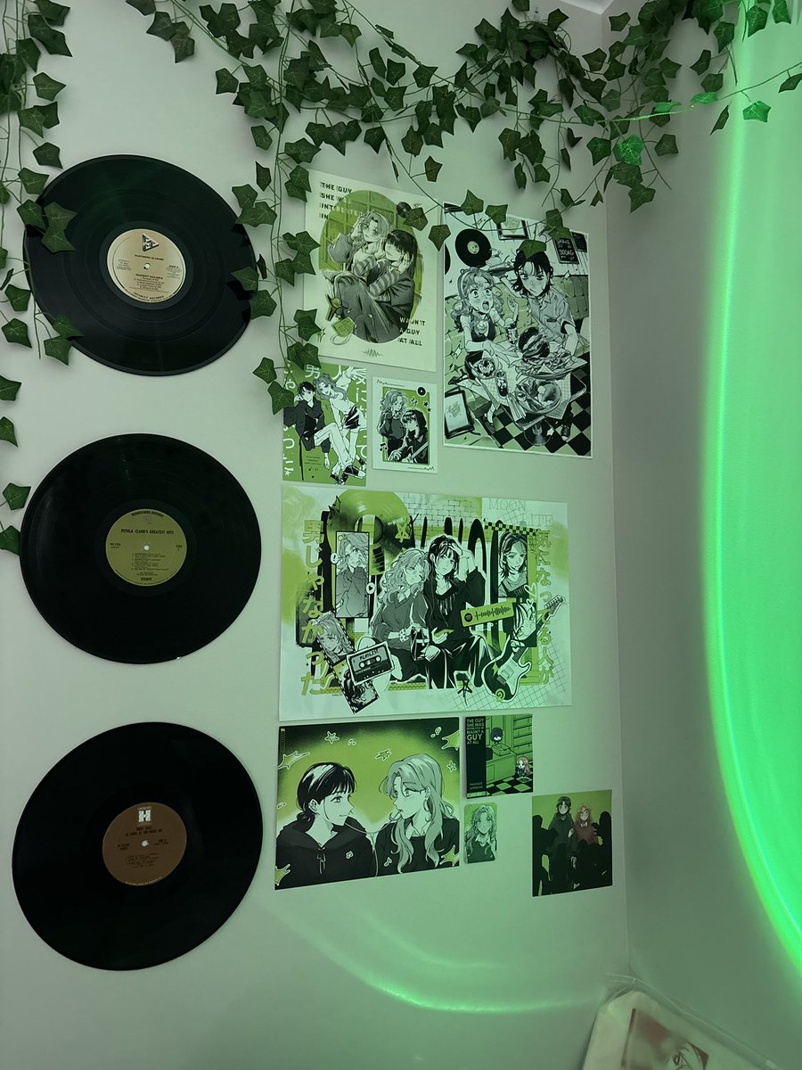 u guys like my green yuri wall :3