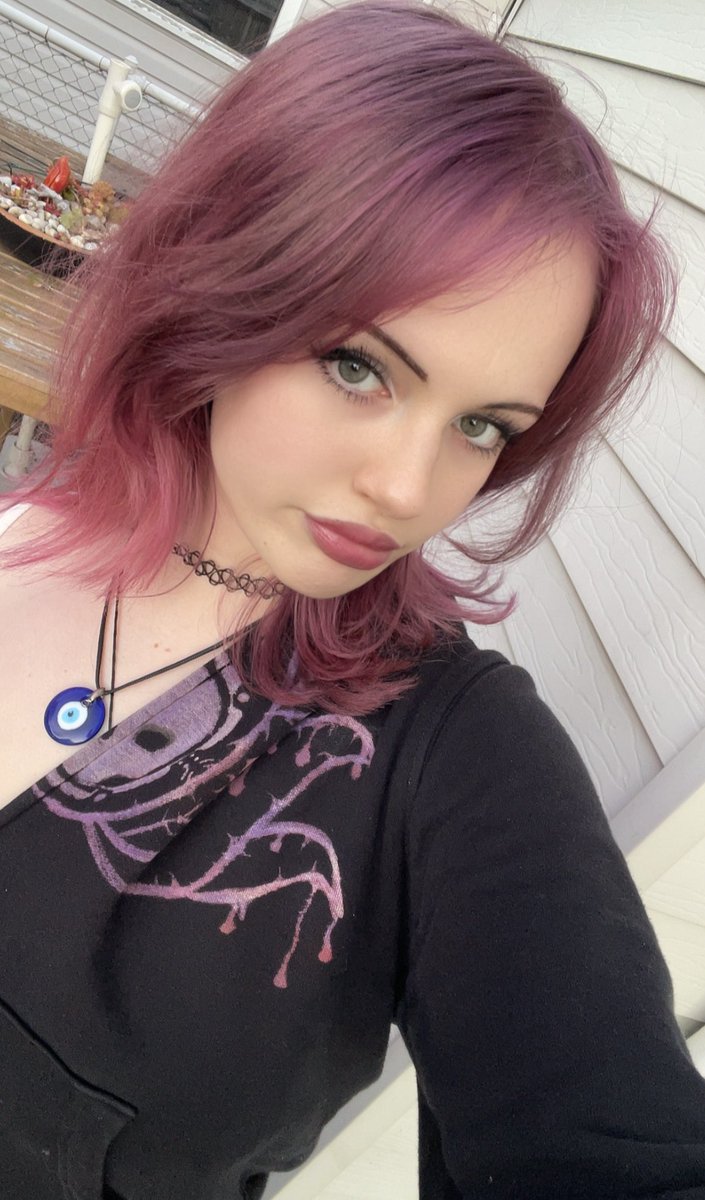 itsjustiara69's tweet photo. Chair we got new 🩷 hairrr 🩷#pinkhair #gothic #gothgirl #gamergirl https://t.co/y3BE0klkuW