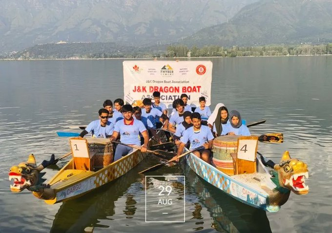 rayaan958's tweet photo. Dragon Boats sliced through the serene waters of Dal Lake as J&amp;K celebrated #NationalSportsDay in honor of Major Dhyan Chand. A vibrant tribute to teamwork, talent, and tradition! 🇮🇳 #DalLake #DragonBoatRacing #JKSports #LuminousEdge #MUNBUR #SanjayDutt #NationalWonyoungDay https://t.co/4V3sefZhzn