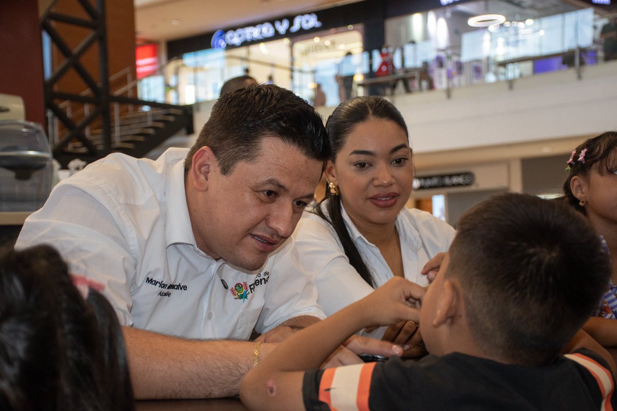 Hoy compartí junto a mi esposa  un día inolvidable con 14 niños de escasos recursos en el centro comercial, brindándoles un poco de alegría con ropa, juguetes y helados. Porque cuidar a nuestros niños también es #HacerGrandeAFlorencia